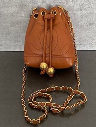 Chanel vintage 金棕牛皮mini金球抽繩子母水桶包。有標無卡，尺寸18.5x13.5。稀有尺寸顏色。價格很可以，成色也ok