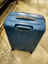 * Fix your Delsey Paris original factory brand grey color suitcase handle for broken luggage, brand new with screws and plate . Fits many sizes hand carry on and check-in size hard baggage.法國大使灰色硬殼行李箱維修更換喼手把 Belmont, Belfort Plus, Grenelle, Helium Aero