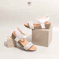 Dlafeet Sandal Wedges Wanita - Laras White