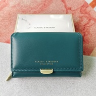 กระเป๋าสตางค์ผู้หญิง สวยมาก แบรนด์แท้ MODEL CLASSIC100% 3 พับ เรียบๆดูดี หนังนิ่ม พร้อมกล่องแบรนด์