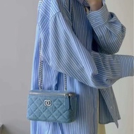CHANEL 23P藍色牛仔丹寧山茶花銀扣愛心調節扣化妝盒斜背包17×8×9.5 98新配件塵袋