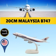 20cm Malaysia Airlines Boeing B747 dengan Roda Gear Pendaratan Resin Penumpang Kargo Pesawat Kapal T