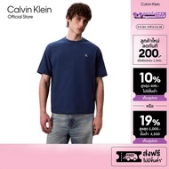 CALVIN KLEIN เสื้อยืดคอกลมแขนสั้นผู้ชาย ทรง Relaxed รุ่น 40HM229 C3I-สีกรม