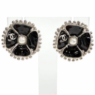 成色極佳 ◇ 香奈兒 F23K ABC214 山茶花珍珠 Coco 標誌耳環，一對，黑色，銀色配件，法國製造，女士