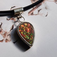加拿大彩班石Ammolite-925純銀包鑲項鍊-橘紅綠色水滴墜