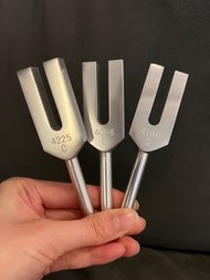 聲音好有層次，現貨超推‼️超強提升環境、人及物件能量，為您帶黎豐盛生活🌈4096 4160 4225天使音叉套裝🌈 高頻率音叉有強大的淨化力量，啟動水晶，清理氣場空間🔥淨化身心，紓緩身體痛症，平靜心神