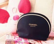 現貨CHANEL香奈兒 專櫃贈品 奢華緞面黑色金邊半月型化妝包 零錢包