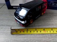 【Toyota Hiace】[可發聲，可著頭及尾燈，可打開車尾，側門，趟門] 全新1：32  黑配紅色Advan拉花豐田“200系”合金玩具聲光版客貨車 black with red color an