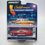 『開心樂購』綠光1:64 加州低趴系列3-1973凱迪拉克Coupe deVille 定製栗色