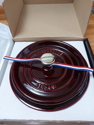 Staub 22cm round 石榴紅