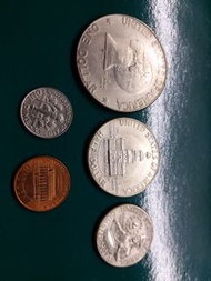 美國硬幣共5枚。5元平郵