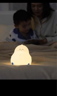 大肚龍硅膠拍拍USB充電小夜燈可愛臥室女生日禮物兒童伴睡LED台燈  ❤️延時關燈 🩵雙檔調節  ❤️柔光護眼🩵伴睡入眠 ❤️節能續航🩵輕捏亮燈 😆軟萌鴨鴨造型 😆輕捏即可開關夜燈  ❗️持久續航❗️