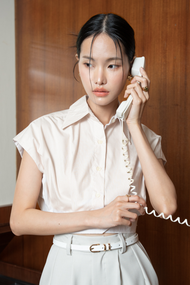 IN R-SQUARED [INR2] Emily Crop - ครอปเชิ้ต เอวจั๊ม ดีเทลจีบหน้าหลัง