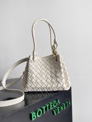 💕折扣 💕 Bottega Veneta Parachute 小款經典編織包 溫柔奶白仙氣百搭 通勤約會多背法精品包 | Bottega Veneta Parachute Small Intrecci