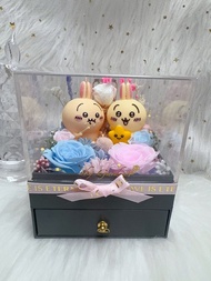 Chiikawa usagi usagi兔 小八貓 兔子 粉紅玫瑰 紫玫瑰 粉紫玫瑰 蝴蝶蘭 雛菊 粉紅色 紫色 藍色貓 黃色兔 小兔 永生花 燈 玫瑰 保鮮花 花束 繡球花 花 生日 禮物 情侶 閨