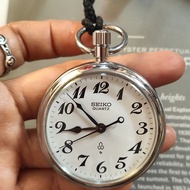 นาฬิกาพก นาฬิกาญี่ปุ่น Vintage Seiko Pocket Watch 1983 ระบบถ่าน  มือสอง สภาพสวย ตัวเรือนใหญ่ๆ นานๆจะเจอทีค่ะ กระจกสวยใส เรียบแอบหรู  ตัวเรือนสวยมีรอยทั่วไปบ้างตามกาลเวลา
