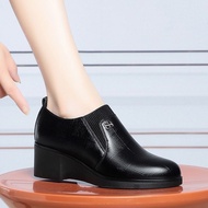 Wedge Middle-Aged Ladies Leather Shoes Mother Shoes 2026 Autumn Winter New Single Shoes Beef Tendon 