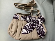 NaRaYa/全新已開包裝/泰國品牌/泰國必買/啡色花斜揹袋/女士/中包