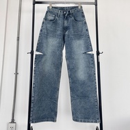 Atipashop - LYON RIPPED JEANS กางเกงยีนส์ ขายาว ทรงกระบอก ขาดข้าง ทรงเอวต่ำ