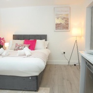 โรงแรม Luxury Private Ensuite and Kitchenette Room Near Luton Airport 4 Min Drive - ลูตัน