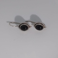 Anting batu hitam oval