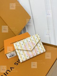 LOUIS VUITTON LV Victorine Stamp 徽章印花圖案 塗層帆布 短款折疊錢包 卡夾 女款
