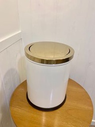 ❤️全新簡約不鏽鋼搖蓋垃圾桶。 家用衛生間廁所廚房客廳。 翻蓋輕奢帶蓋金色。 容量15L。尺寸24.5cm x32cm。
