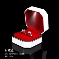 LDE灯钻戒盒高颜值钢琴烤漆首饰盒婚礼对戒盒项链手镯盒装手链盒LDE lamp diamond box high color value piano paint first sqdb5232hybn.