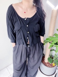 經典純黑薄料軟質七分袖 簡約大U領 燈籠蝙蝠袖上衣外罩外套襯衫