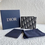 DIOR This Wallet Highlights Elegant Temperament