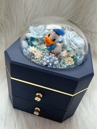 唐老鴨 藍玫瑰 藍色雛菊 雛菊 米仔 鼠尾草 永生花 燈 玫瑰 保鮮花 花束 繡球花 花 生日 禮物 情侶 閨蜜 畢業 結婚禮物 情人節禮物 母親節禮物  畢業禮物 畢業花 畢業花束 聖誕禮物 情人節