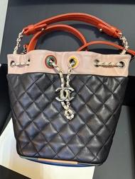 Chanel 拼色菱格水桶袋
