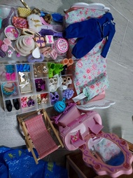 芭比配件，中古絕版barbie配件梳粧枱  蛋糕  手袋 barbie 高跟鞋  介子  茶杯及壺  纸巾盒  禮物盒  梳子，全走530蚊（50组物品以上）