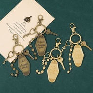 Cadangan terlaris Gantungan kunci Sherlock Holmes Baker Street 221B, tag hotel vintaj, hadiah loket 
