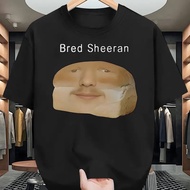 T-shirt hitam lelaki dengan grafik muka roti yang lucu oleh Bred Sheeran. Lengan pendek, leher bulat