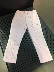 Adidas STANDARD 運動長褲 休閒長褲 女子褲 標準款 刺繡 粉色 AQ9731-632 L XL