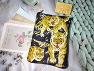 日本限量布料-深藍底百華系列燙金邊老虎拉鍊書衣-A5拉鍊布書套
