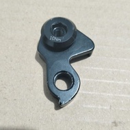 Drop out polygon helios c disc earrings rd helios c disc polygon