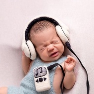新生兒耳機和播放器。 毛氈耳機。 新生兒道具。
