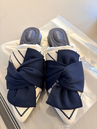 Vivaia Navy Beige flats