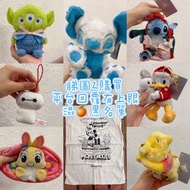 睇內文_無法閱讀互BLOCK謝🩵反斗奇兵櫻花花瓣三眼仔公仔🟡藍白史迪仔公仔 Snow White & blue stitch 加錢訂購 史迪仔畢業公仔🟡2025聖誕限定 抱雪人唐老鴨公仔掛飾、禮物盒史
