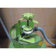 Gas cylinder ragulator safety device/gas cylinder ragulator locking device