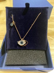 順豐包郵 Swarovski 施華洛世奇惡魔之眼項鍊，玫瑰金色鏈條，藍色水晶吊墜，中間水晶眼睛設計，精緻優雅