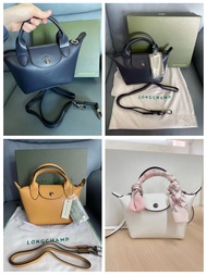 ‼️店主實拍上身圖‼️ 🔥新貨實拍🔥 秒殺特價一夫💜 熱賣 Longchamp 蜜糖色 🍯 黑色軍藍色米白色 小羊皮餃子包tote bag 全套禮盒裝 送禮自用都適合❤️多色選擇💓 size:17x1