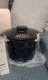 跟自家製食譜 堅持做現貨日本版 空運直送 Thermos 膳魔師 真空煲 燜燒鍋 燜煮烹調器女 超瘋狂價$699 4-6人 4.3l  100% new 全新品 現貨  新款型格金屬藍 cool bl