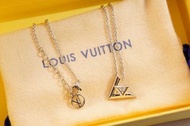 💜LOUIS VUITTON LV 頸鏈 鎖骨鏈 Logo設計 18K金 項鍊 女款 銀色 情人節 生日禮物 Necklace, silver, women's Valentine's Day bir
