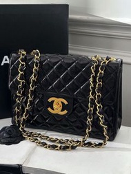 Chanel vintage 黑金漆皮CF 大logo金釦貝嫂包。尺寸30cm，配件有盒子，有標。成色不錯！價格挺好的！羊皮十幾萬的