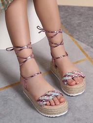 女孩腿部繫帶設計編織細節草編鞋底度假綁帶涼鞋適合夏天