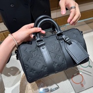 🈶購證 #近新閒置 #超爆款 Lv keepall25全黑牛皮壓紋保齡球包 芯片款