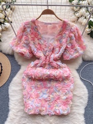 ชุดเดชุดมินิเดรสคอวีแขนสามมิติสำหรับผู้หญิงชุดเดรสสั้นมีกระดุมคริสตัลดอกไม้ลายดอกน่ารักสำหรับฤดูร้อน